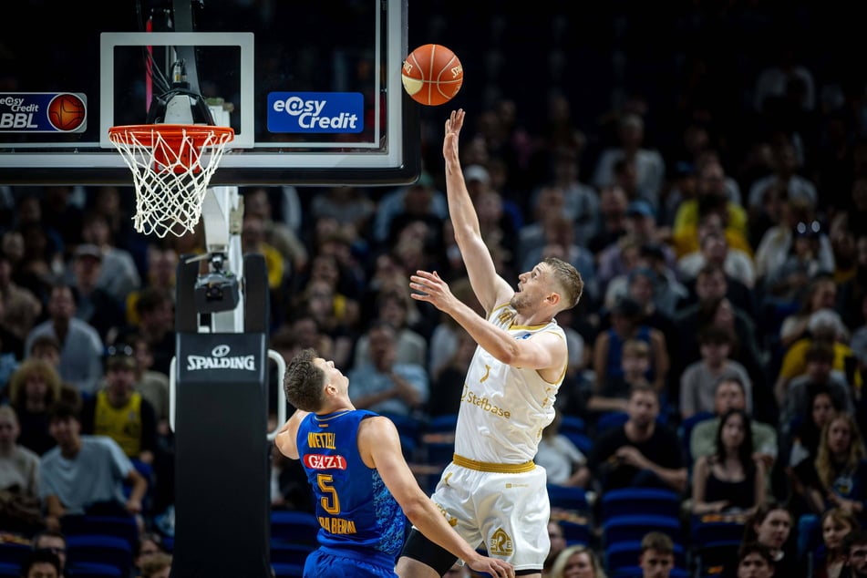 Wird Jonas Richter (26, r.) noch für die "Niners" Körbe werfen wie hier in den Playoffs gegen Alba Berlin, wenn die neue Spielstätte steht?