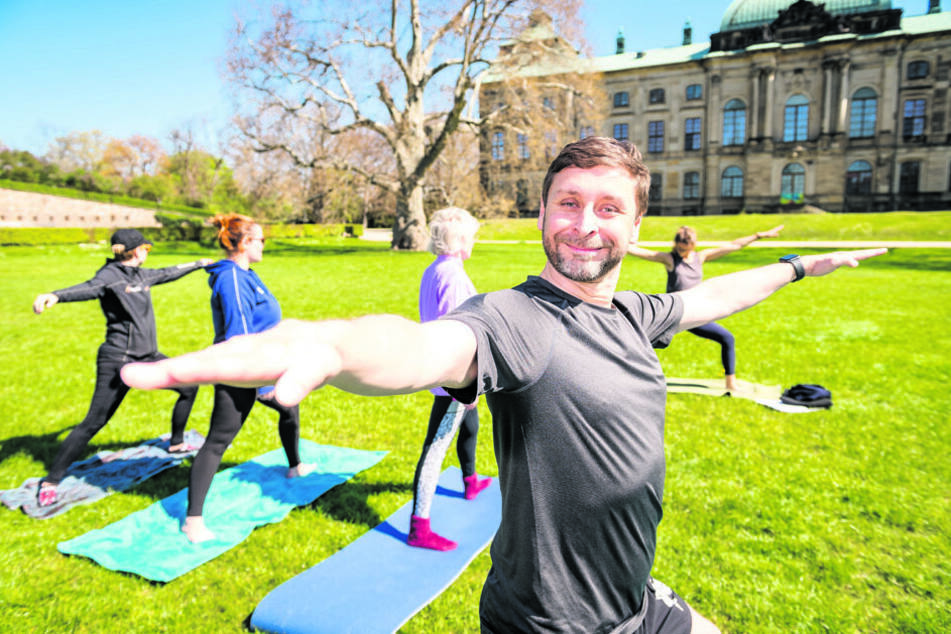 Yoga unterm Palais bleibt den Besuchern erhalten: Veranstalter Thomas Jurisch (48) ging am Wochenende schon einmal selbst zum Probeturnen auf die Wiese.
