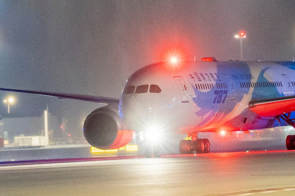 Eine Maschine der China Southern Airlines wurde als erster offizieller Passierflug, der das Terminal 3 angeflogen hat, mit Wasserfontänen begrüßt.