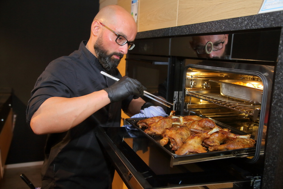Für die 26 Dinnershow-Veranstaltungen schiebt Küchenchef Sven Kasimir insgesamt 15.000 Entenkeulen in den Backofen.