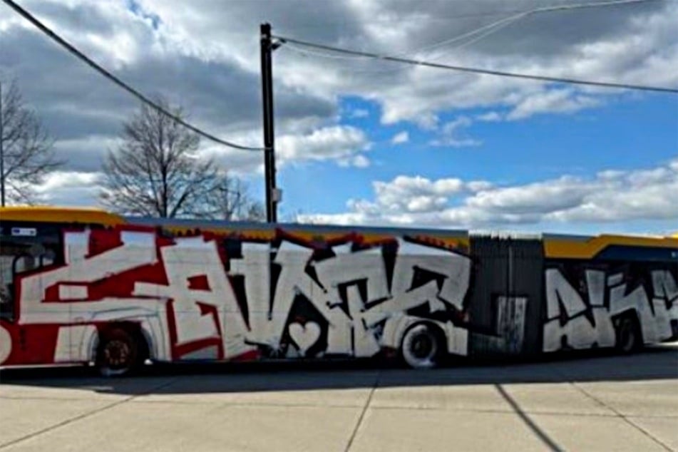 Zwei Täter stehen im Verdacht, im April unter anderem einen Bus der LVB besprüht zu haben.