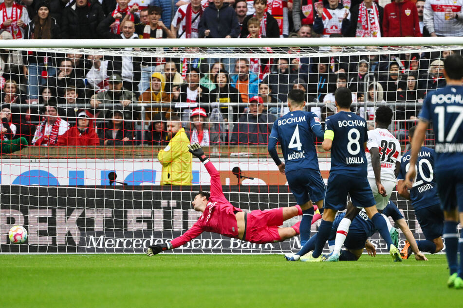 Naouirou Ahamada (3.v.r.) lässt VfL-Keeper Manuel Riemann (l.) keine Chance und schießt zum 2:0 für den VfB Stuttgart ein.