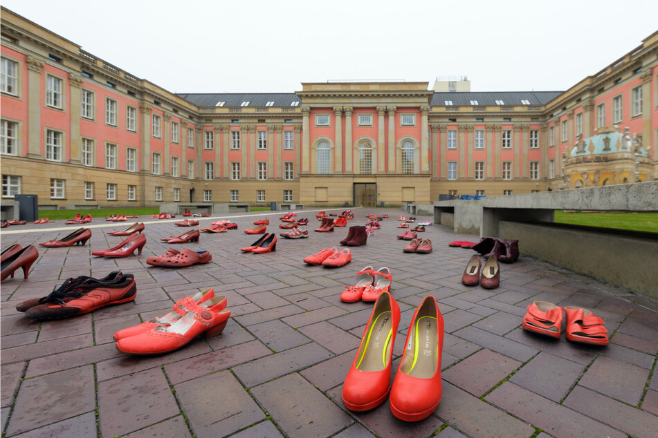 Am internationalen Tag gegen Gewalt an Frauen 2020 wurden in Potsdam 117 Paar rote Schuhe im Innenhof des Landtages aufgestellt, um auf die 117 Opfer von Femiziden in der Partnerschaft im Jahr 2019 aufmerksam zu machen.