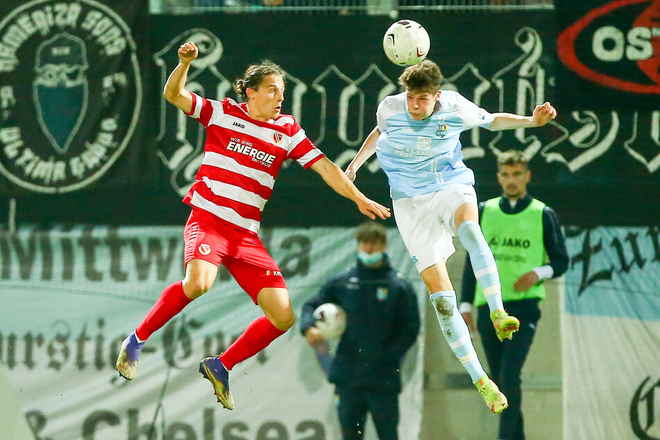 Cottbuser Luca Schulz im Zweikampf mit CFC-Kicker Niclas Walther (r.).