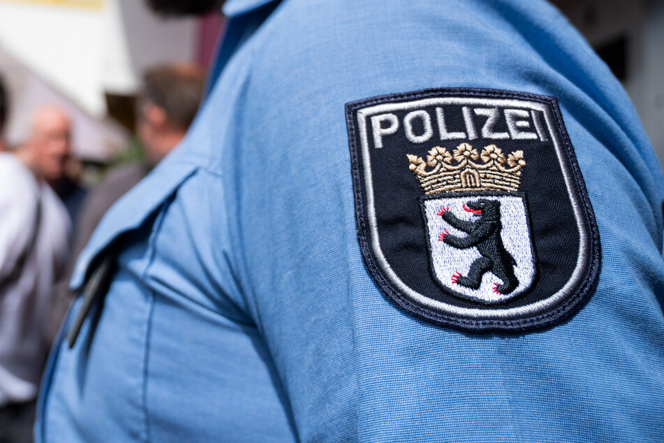 Ein Polizist aus Berlin soll in Dienstbekleidung einen Autofahrer (62) ausgeraubt haben. (Symbolbild)