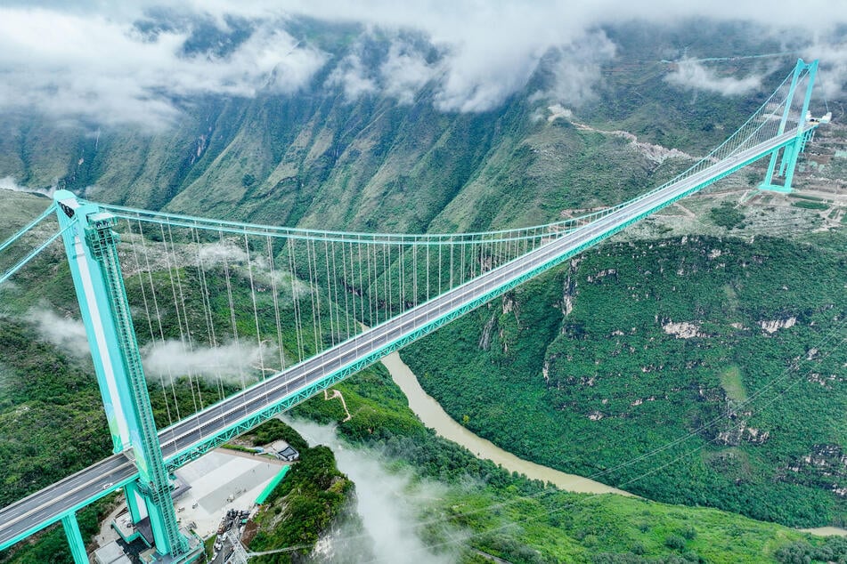 Die Drohnenaufnahme zeigt die Huajiang Grand Canyon Bridge in der südwestchinesischen Provinz Guizhou.