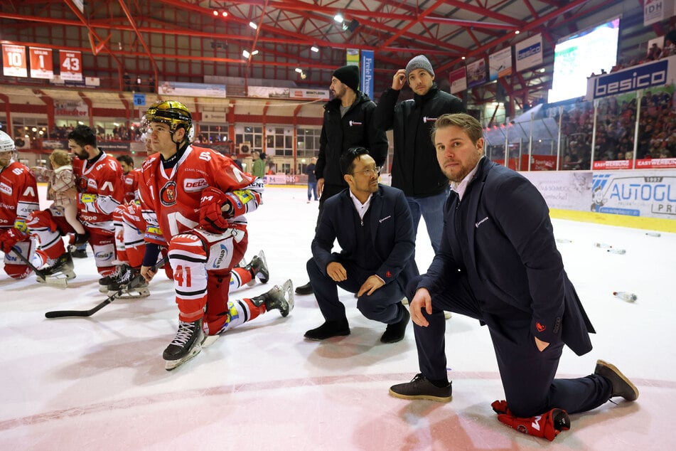 Nach dem Klassenverbleib feierte Trainer Jussi Tuores (36, r.) mit dem Team und den Fans.