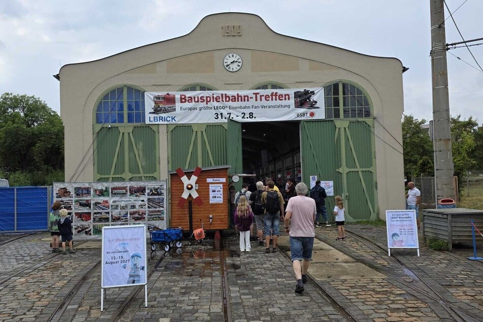 An vielen Stellen darf zugeschaut, gefragt und an einem Besucher-Bautisch auch selbst gebaut werden. Im Außenbereich können Kinder kostenlos auf einer Mini-Eisenbahn mitfahren.
