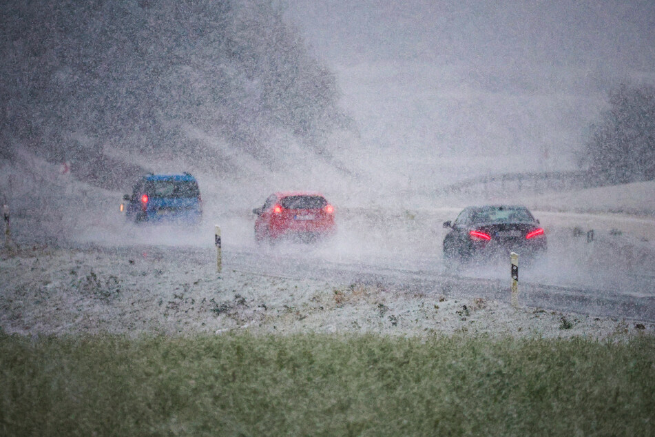 Starker Schneefall auf der B312 bei Oberstetten auf der Schwäbischen Alb sorgte für schlechte Sicht.