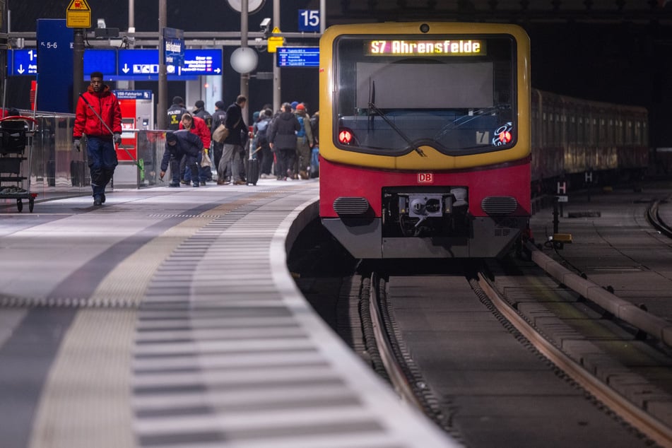 Nach der Bedrohung flüchtete der Mann (21) in den Berliner Hauptbahnhof. (Archivbild)