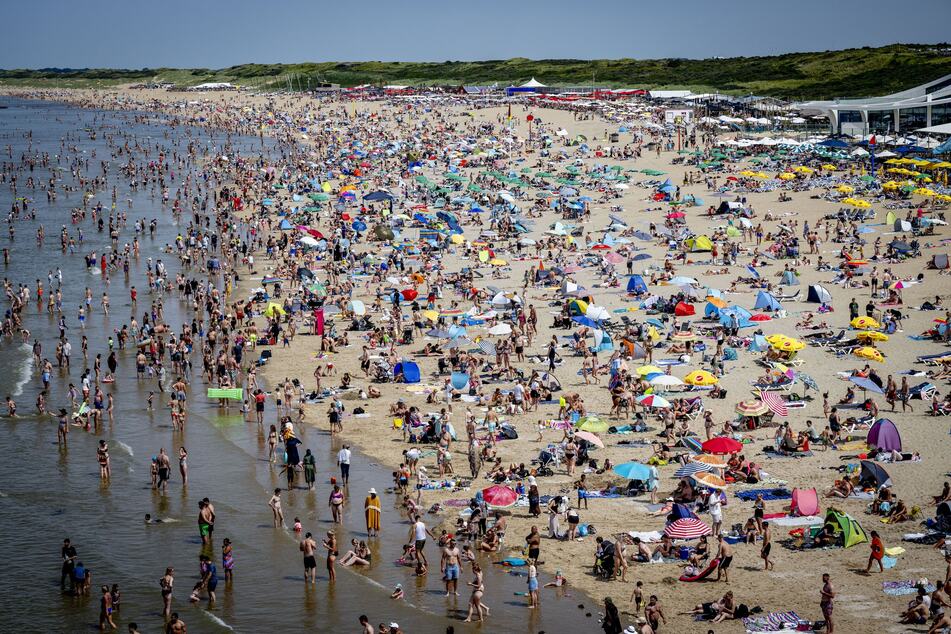 Am 20. Juli war dieser Strand in Scheveningen (Niederlande) komplett gefüllt.