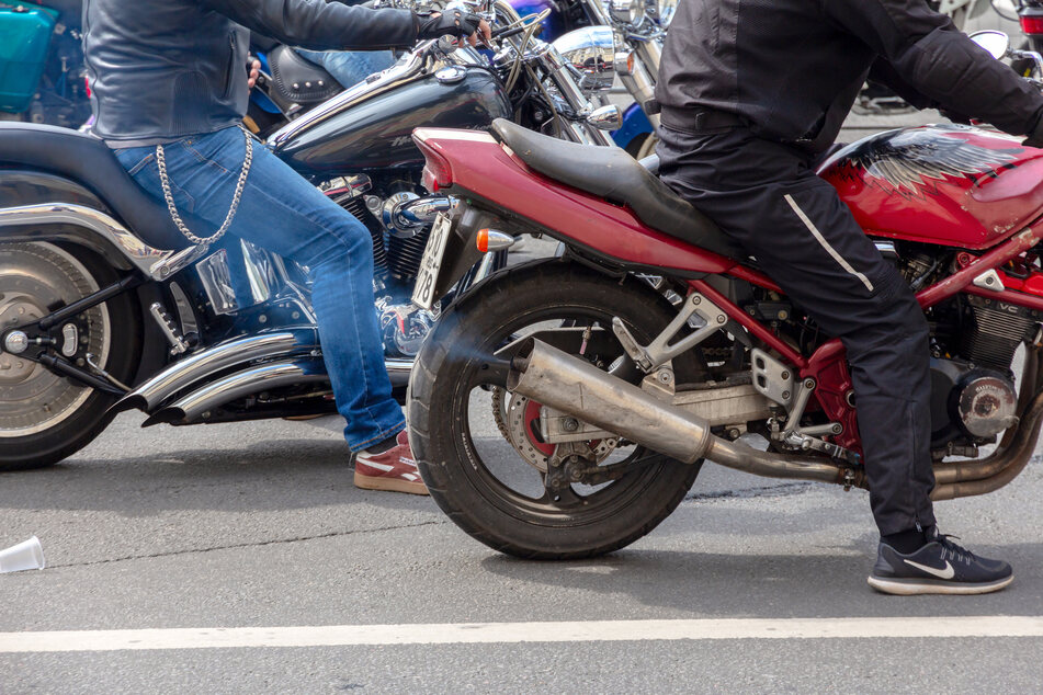 Bei der Fahrt in einem Motorrad-Konvoi ist ein 60-jähriger Biker lebensgefährlich verletzt worden. (Symbolbild)