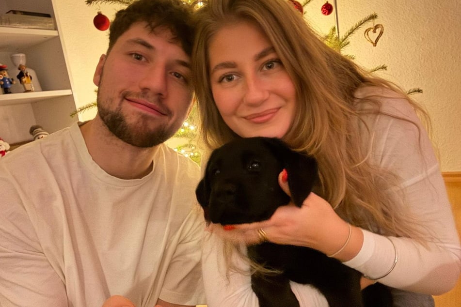 Freundin Marie stärkte Tom Baumgart in der schwierigen Zeit den Rücken. Seit Weihnachten haben die Beiden mit Labradorhündin Donna ein neues Familienmitglied.