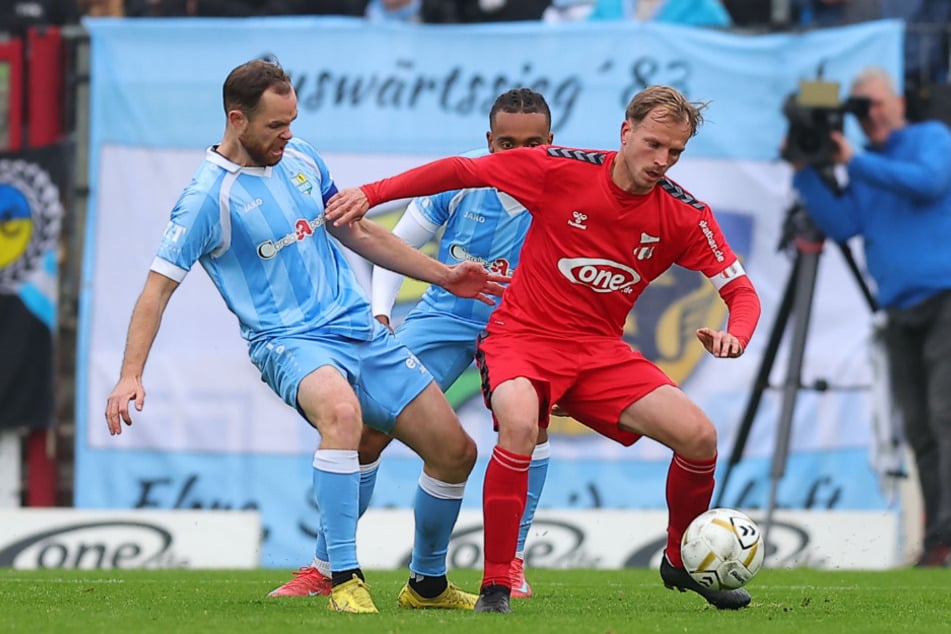 Gegen Meuselwitz zog sich Kapitän Tobias Müller (38, l.) eine Muskelverletzung am hinteren Oberschenkel zu.