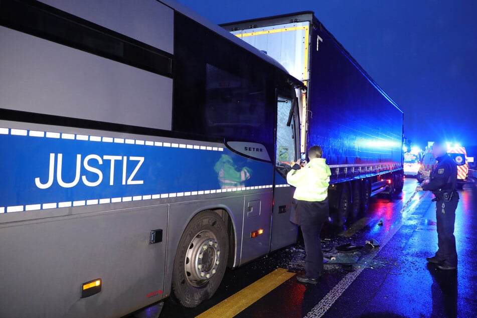 Nach dem Crash brachte die Polizei die Verletzten ins Krankenhaus. Die unverletzten Personen fuhren mit einem Ersatzbus weiter.