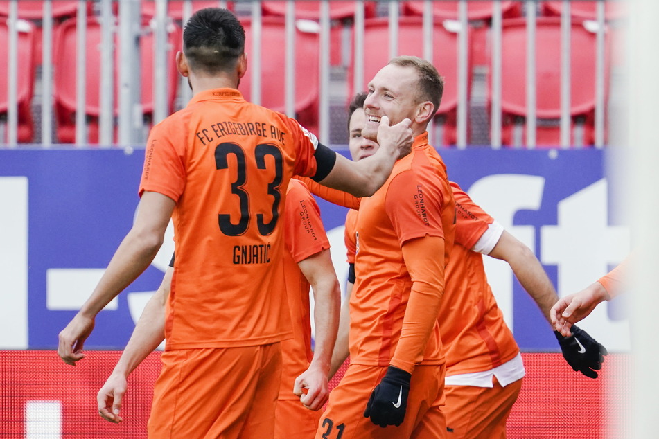 Ognjen Gnjatic (l.) tätschelt Ben Zolinski nach dessen Tor gegen Sandhausen.