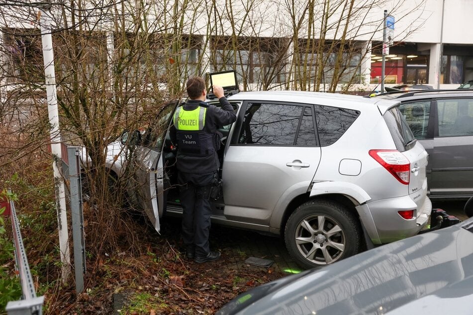 Bei einem Unfall auf einem Parkplatz hat eine 95 Jahre alte Frau eine Mutter und ihr Kind erfasst.