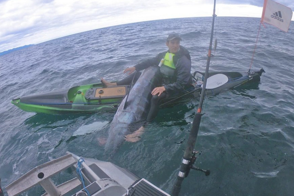 Angler Greg Potter fährt oft mit seinem Kajak aufs Meer hinaus, um möglichst dicke Fische an Land zu ziehen.