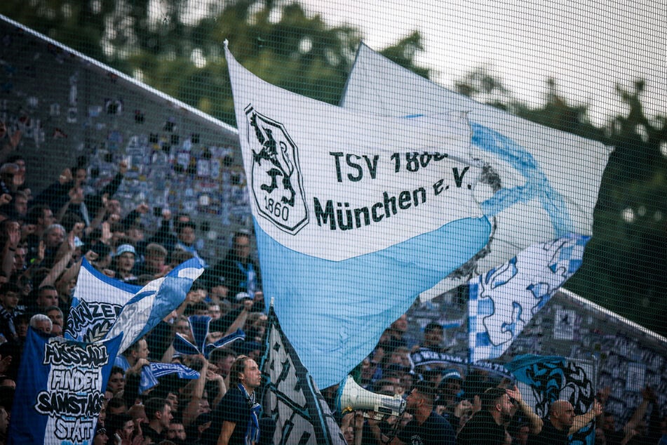 1860-Fans schwenken ihre Fahnen. Droht dem Verein nun das große Abstiegsdrama?