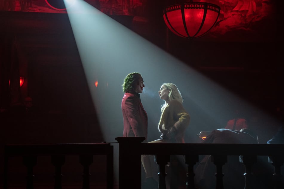 Sing's noch einmal, Fleck! Joker (Joaquin Phoenix, 49) und Harley Quinn (Lady Gaga, 38) in einer der unzähligen musikalischen Nummern.