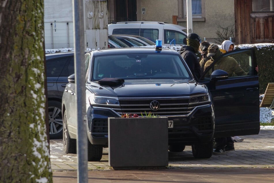 Die Polizei sowie Rettungsdienst waren im Großaufgebot vor Ort.