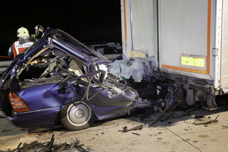 Auch die A4 fordert immer wieder Opfer. Ein Mercedes-Fahrer (60) verunglückte im März tödlich, als er bei der Anschlussstelle Chemnitz-Ost in einen Lkw-Anhänger fuhr.