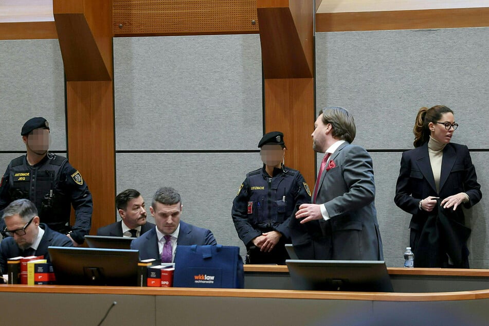 René Benko (48, 3.v.l.) und seine Ehefrau Natalie (42) mussten sich in Innsbruck vor Gericht verantworten.