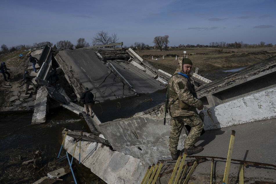 Laut ukrainischen Berichten gehen die Kämpfe bei Kiew trotz der russischen Ankündigung weiter.