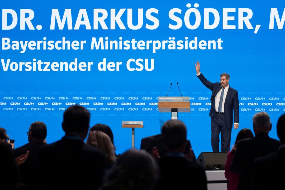 Winkend verließ der CDU-Chef nach seiner Rede die Bühne.