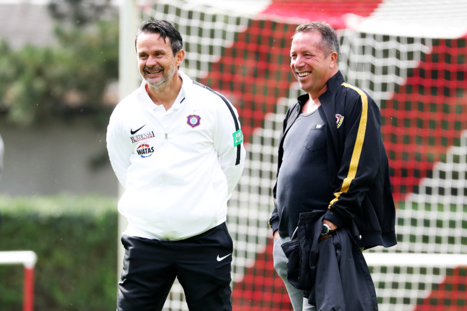 FCE-Coach Dirk Schuster (l.) und Dynamo-Trainer Markus Kauczinski hatten ihren Spaß am Rande des Derbys.