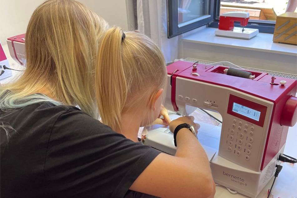 Am Samstag können Kinder mit ihren Eltern nähen.