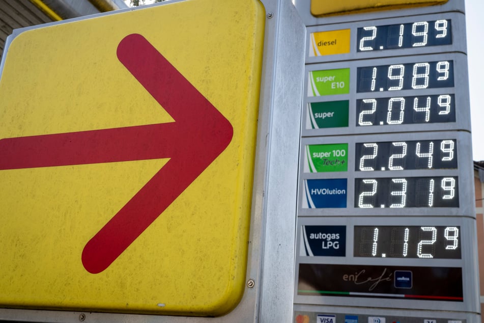Wer noch genug Benzin im Tank hat, wird um Tankstellen derzeit einen großen Bogen machen.