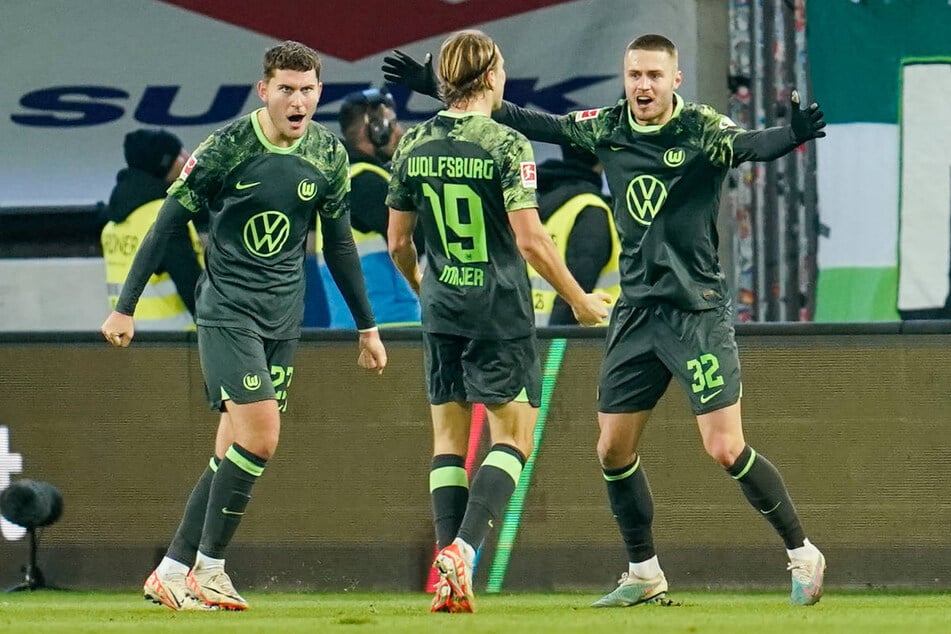 Freude bei den Gästen: Lovro Majer (M.) hat gerade das 1:0 für Wolfsburg erzielt.