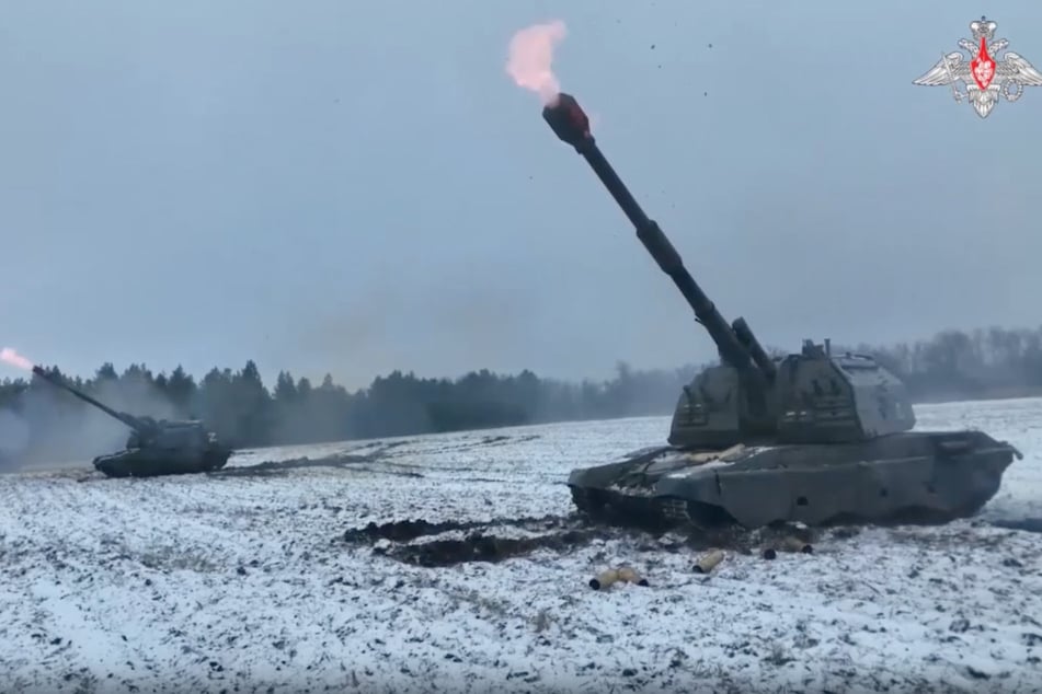 Russische Haubitzen vom Typ Msta-S schießen auf ukrainische Stellungen.