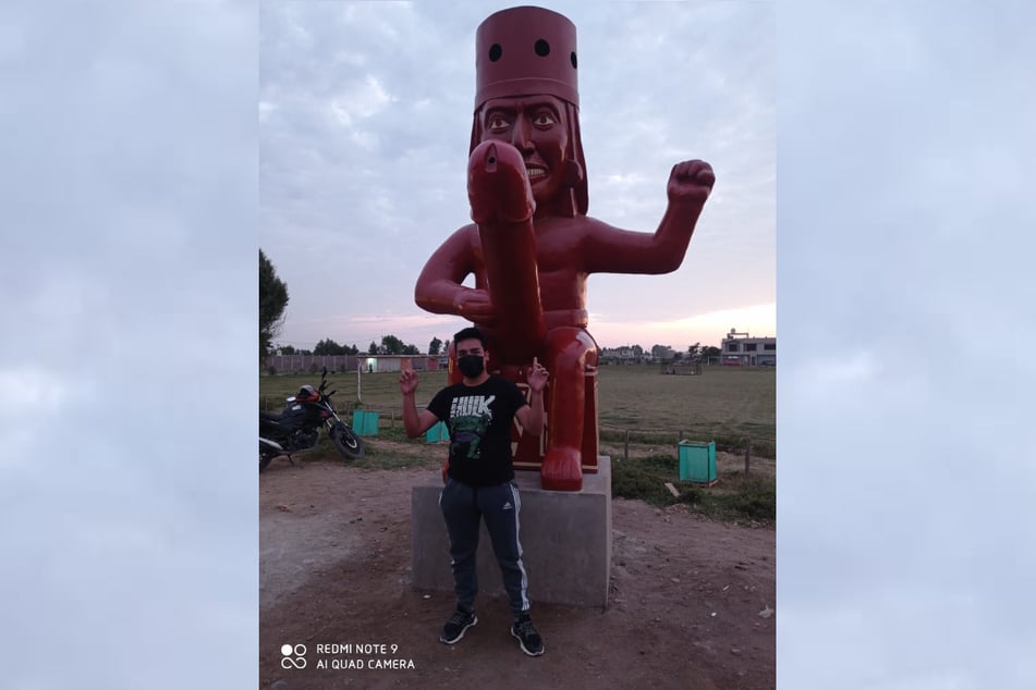 This fertility statue became a tourist magnet within a few days.