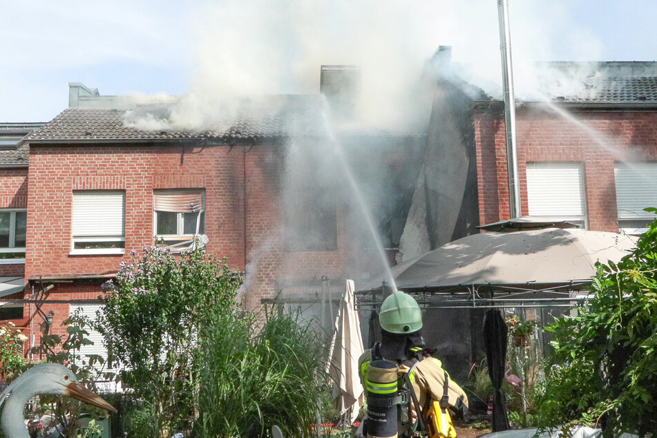 Auch die angrenzenden Häuser wurden durch das Feuer stark beschädigt.