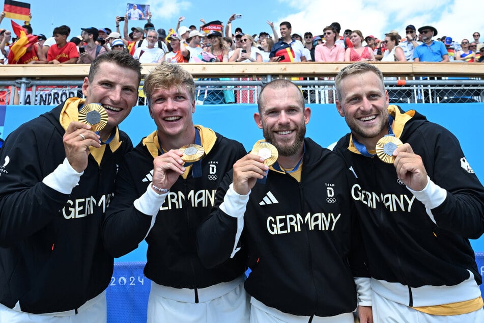 Das ist das Ding scheinen Tom Liebscher-Lucz (v.l.), Jacob Schopf, Max Lemke und Max Rendschmidt zu sagen, als sie fürs Gold-Foto posieren.