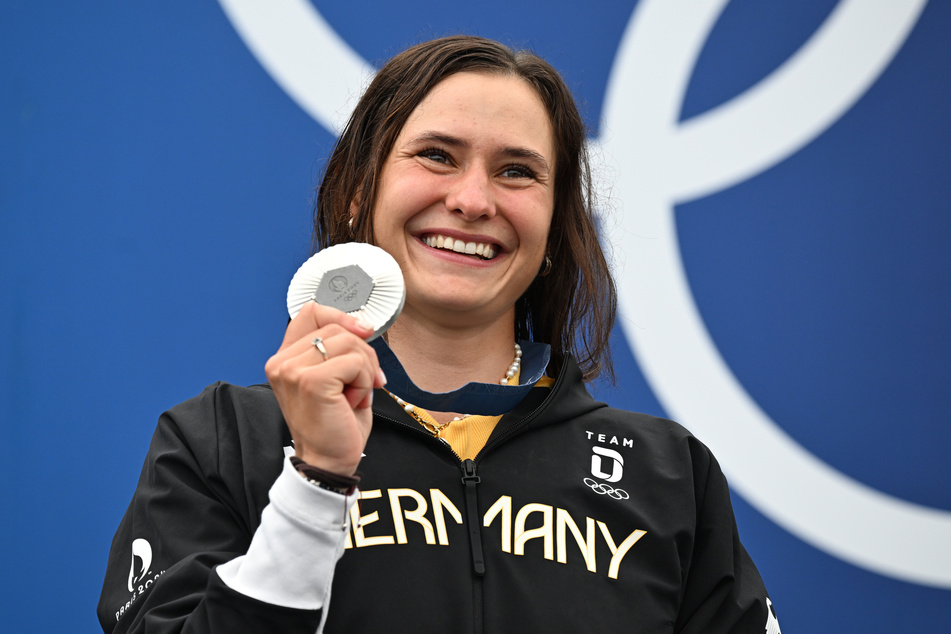 Elena Lilik strahlte mit ihrer Silbermedaille um die Wette.