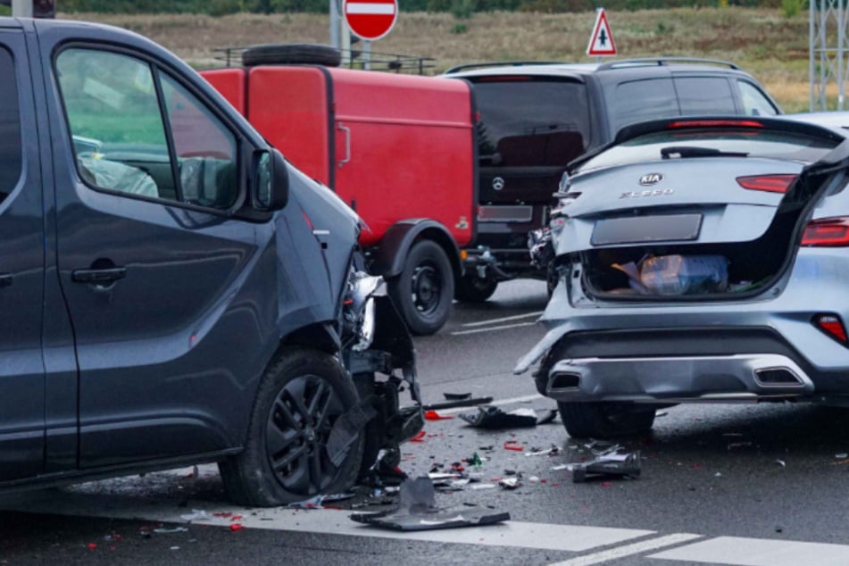 Auffahrunfall an Karls-Kreuzung: Mehrere Verletzte, darunter auch ein Kind