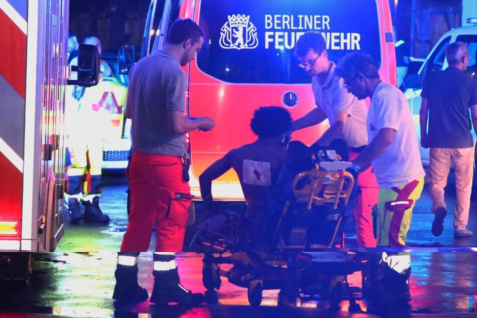 Berlin: 22-Jähriger provoziert Streit und sticht zu: Zwei Männer vom selben Täter verletzt