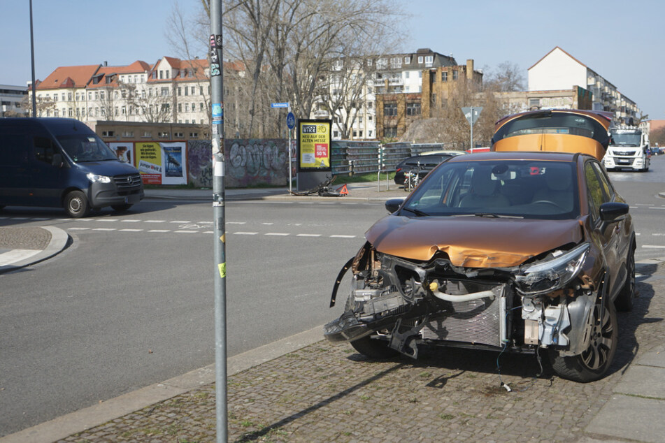 Vor allem der Renault wurde bei dem Crash schwer beschädigt.