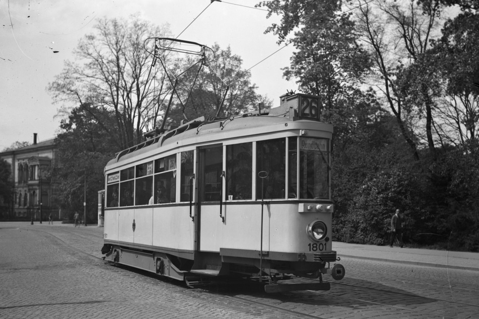 Rückkehr von Dresdens bekanntester Straßenbahnlinie: Auch die "historische 26" fuhr schon auf dem später nach ihr benannten 26er-Ring wie hier 1935 an der Lennéstraße Ecke Gellertstraße.
