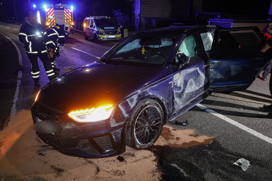 Das Auto verlor nach dem Unfall viel Öl, weshalb die Fahrbahn gereinigt werden musste.