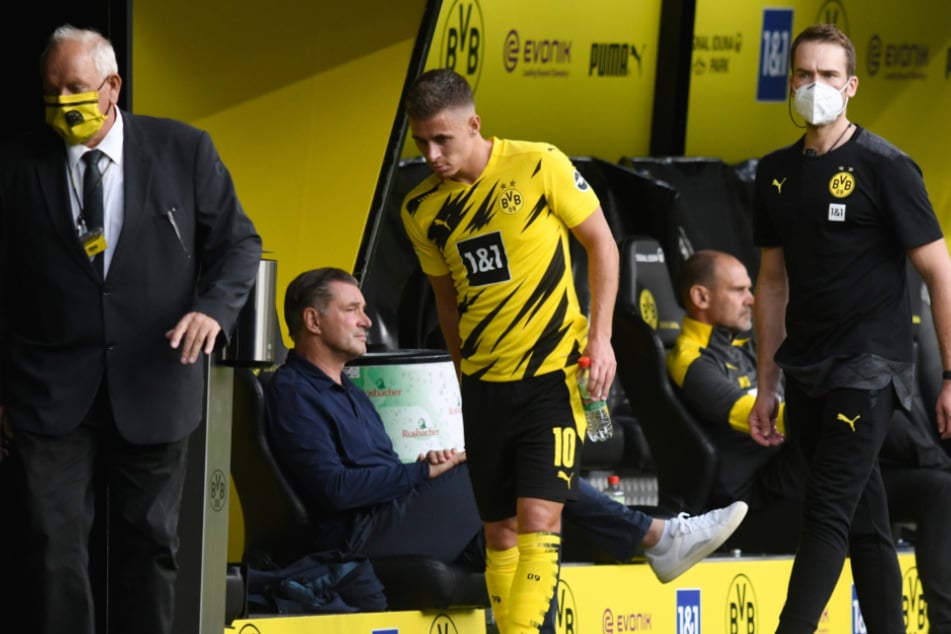 Im Muskel zwickt's. Der Dortmunder Thorgan Hazard hat sich verletzt und muss ausgewechselt werden.