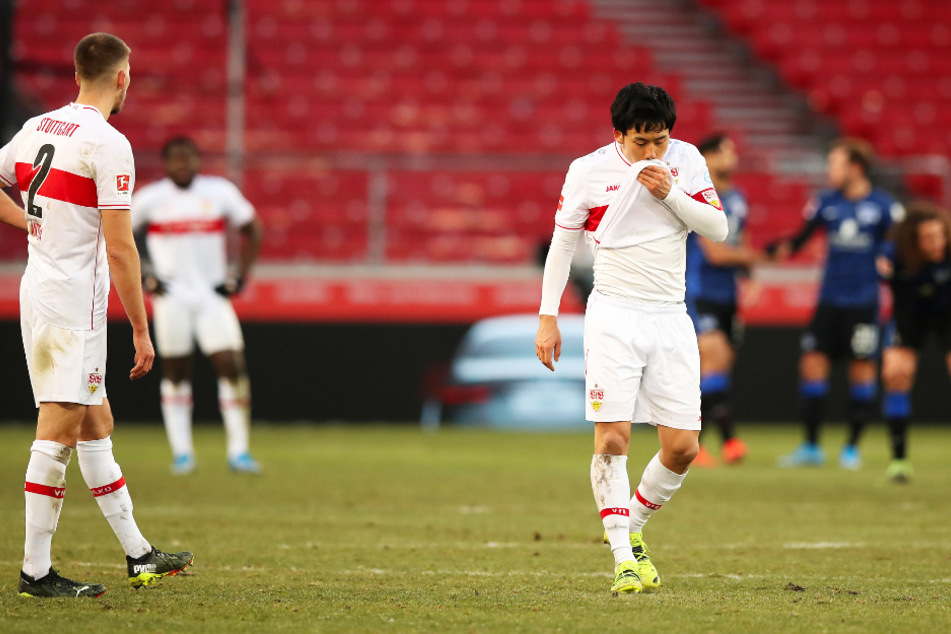 VfB-Kapitän Wataru Endo (r.) geht nach dem Abpfiff geknickt über den Platz.
