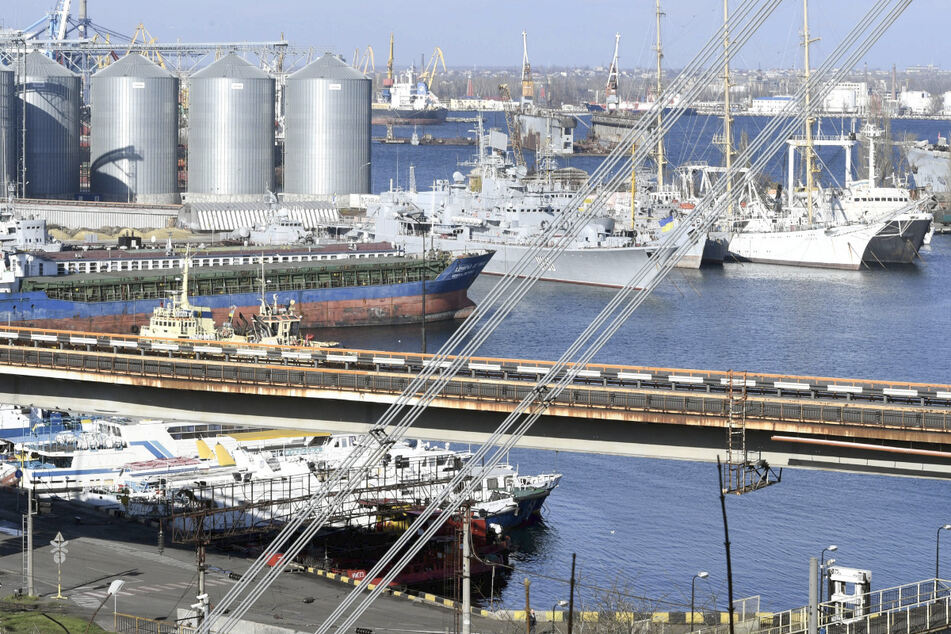 Russland hatte am Freitag in einem Abkommen zugesichert, Schiffe für den Export über einen Seekorridor fahren zu lassen und nicht zu beschießen. Auch die drei beteiligten Häfen dürfen demnach nicht angegriffen werden. Es geht dabei unter anderem um die Ausfuhr von Millionen Tonnen Getreide.