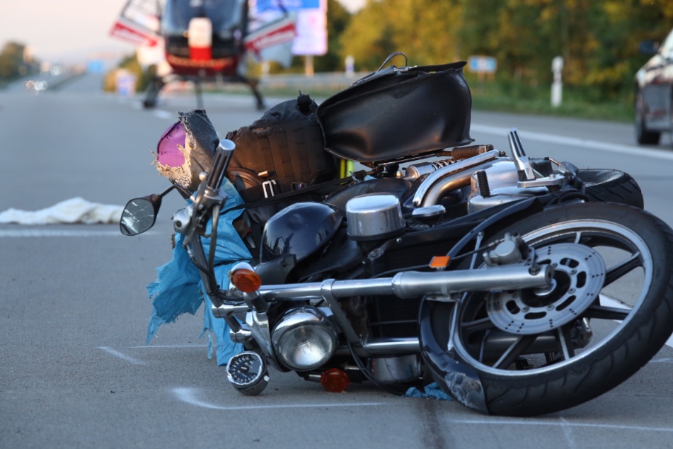 Heftiger Unfall auf der A4: Peugeot kollidiert mit Motorradfahrer