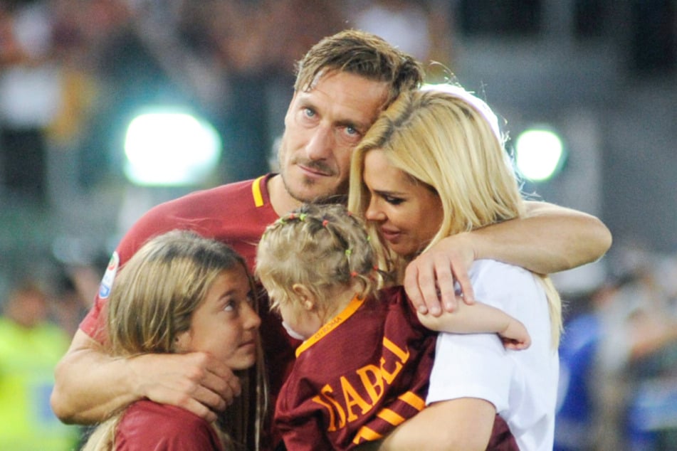 Ein Bild aus glücklichen Zeiten: Francesco Totti (45) und Ilary Blasi (41) mit zwei ihrer Kinder. (Archivbild)