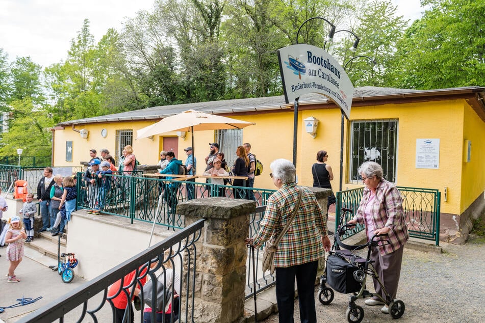 Bis zu einer halben Stunde warteten die Dresdner auf die beliebten Boote.