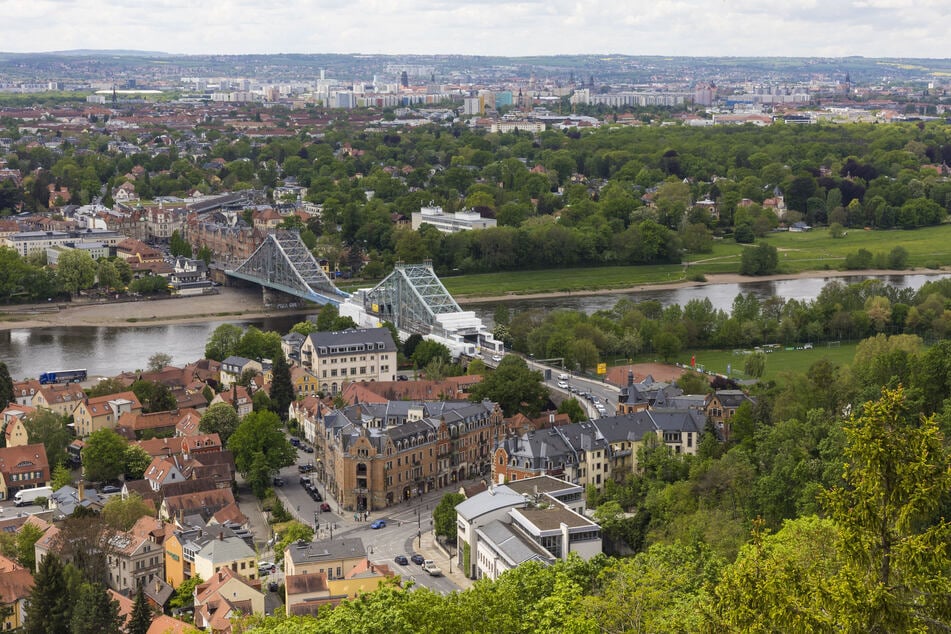 Besucher können von der Bergstation aus einen tollen Blick über die Stadt genießen.